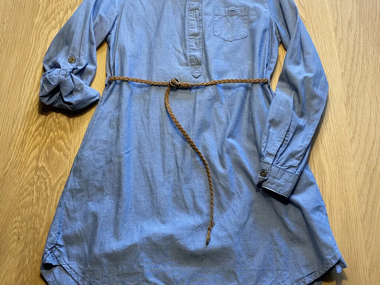 Billede 1 - Kjole med bælte, lange ærmer. Str. 134