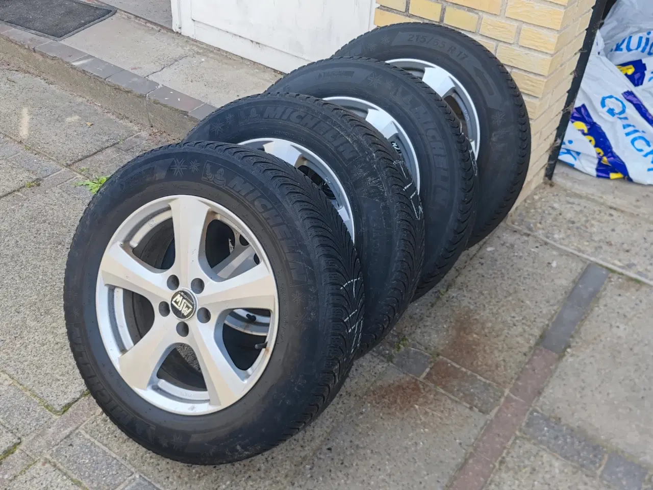 Billede 1 - SUV Vinterdæk med fælge 215/65R17