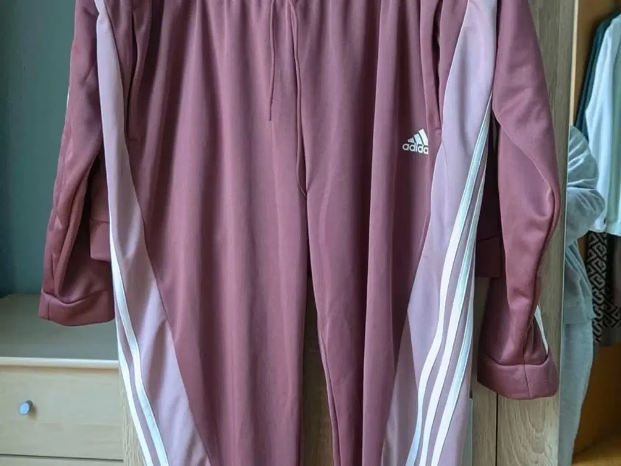 Billede 2 - Adidas træningsdragt