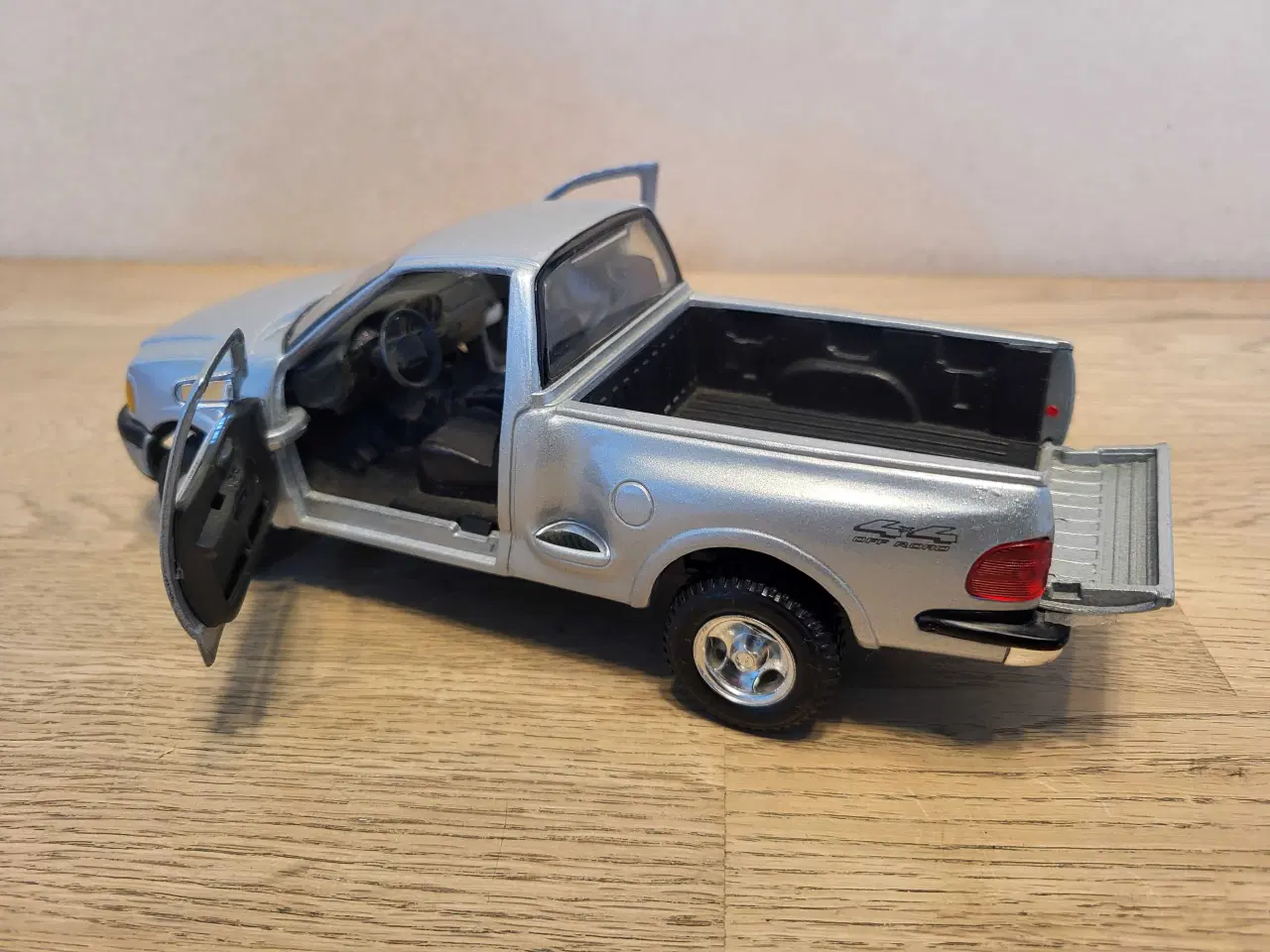 Billede 4 - Modelbil: FORD F-Series 1997.  Skala 1/24.