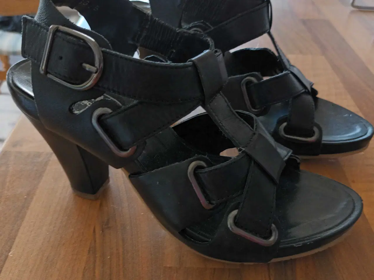 Billede 1 - Flotte skindsandaler