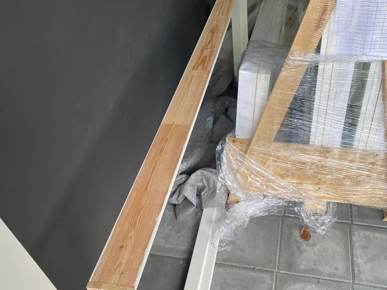 Billede 2 - Hvid celledør 73 cm med karm og lås håndtsg