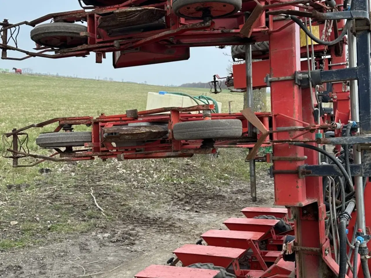 Billede 7 - Becker 12 rækket såmaskine med udstyr til flydende gødning. Fronttank medfølger til prisen.