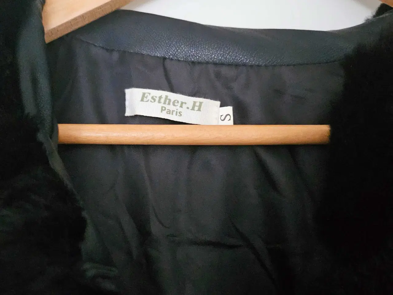 Billede 2 - 🖤 Eksklusiv faux fur frakke fra Esther.H Paris