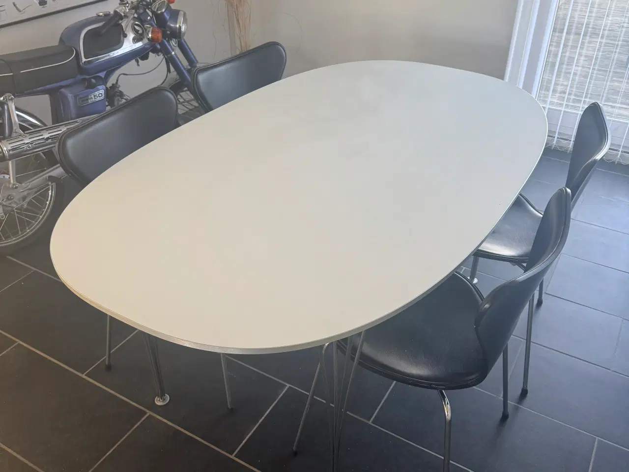 Billede 1 - Piet Hein bord og 7’er stole
