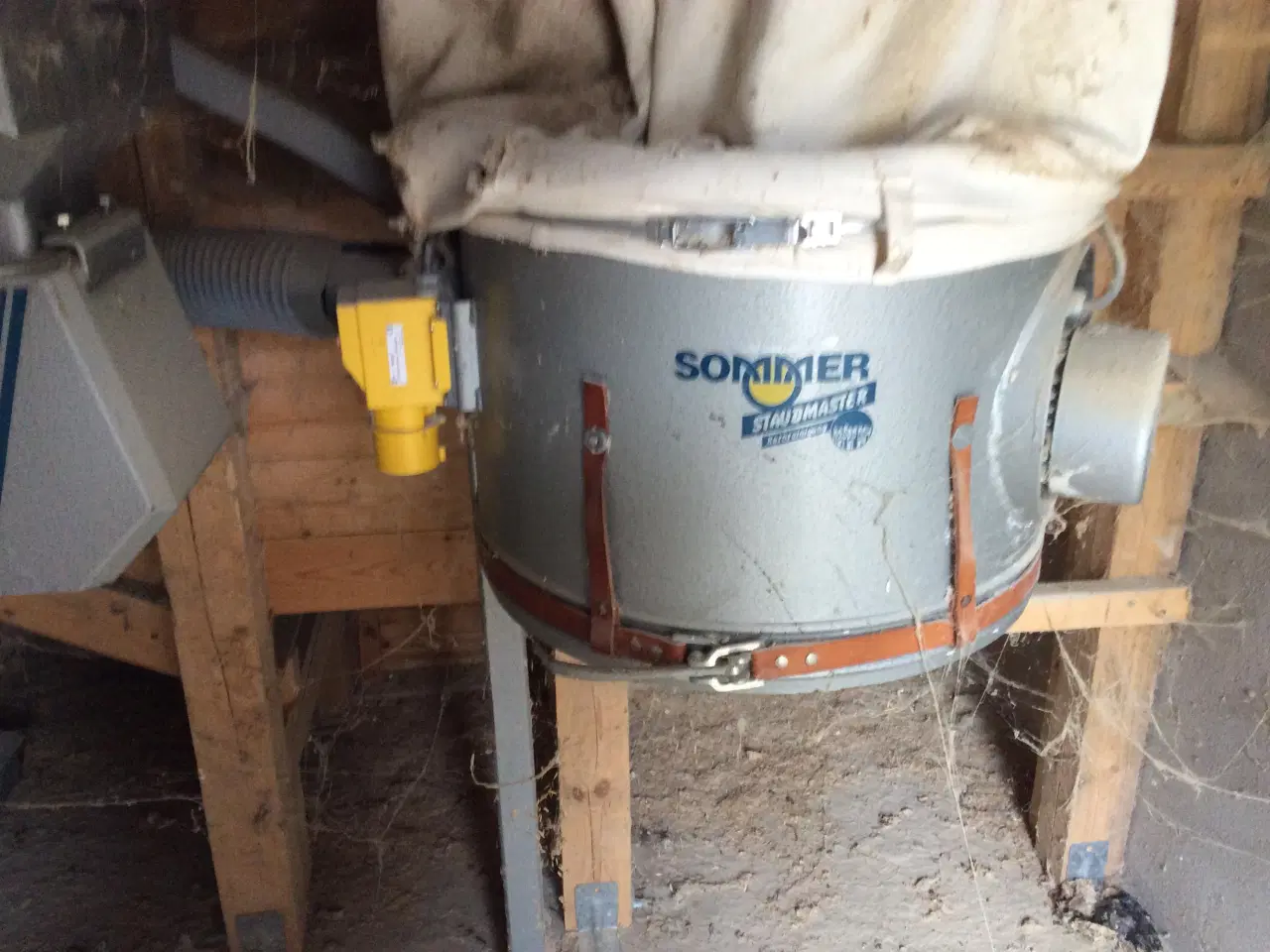 Billede 2 - Kornvalse med støvsuger