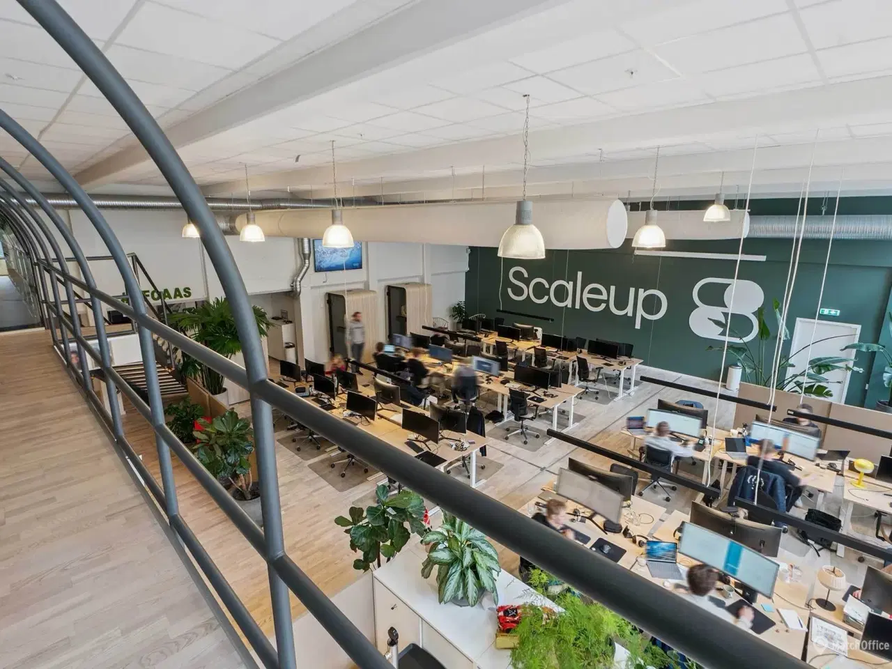 Billede 4 - Kreativt kontormiljø med højt til loftet og adgang til fælles personalerestaurant og café