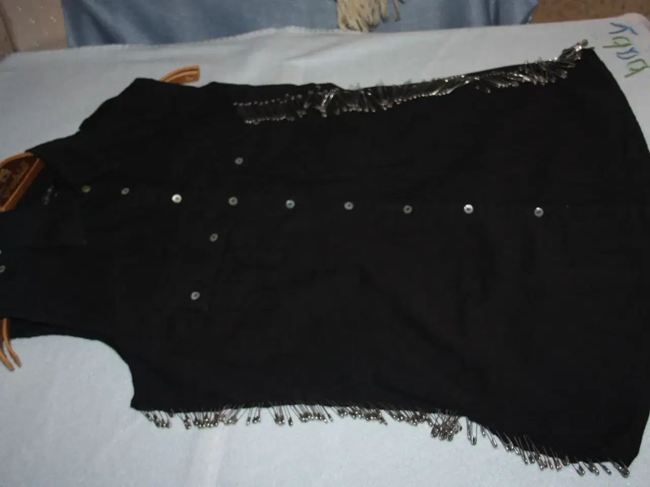 Billede 3 - Amisu bluse dekoreret med sikkerhedsnåle