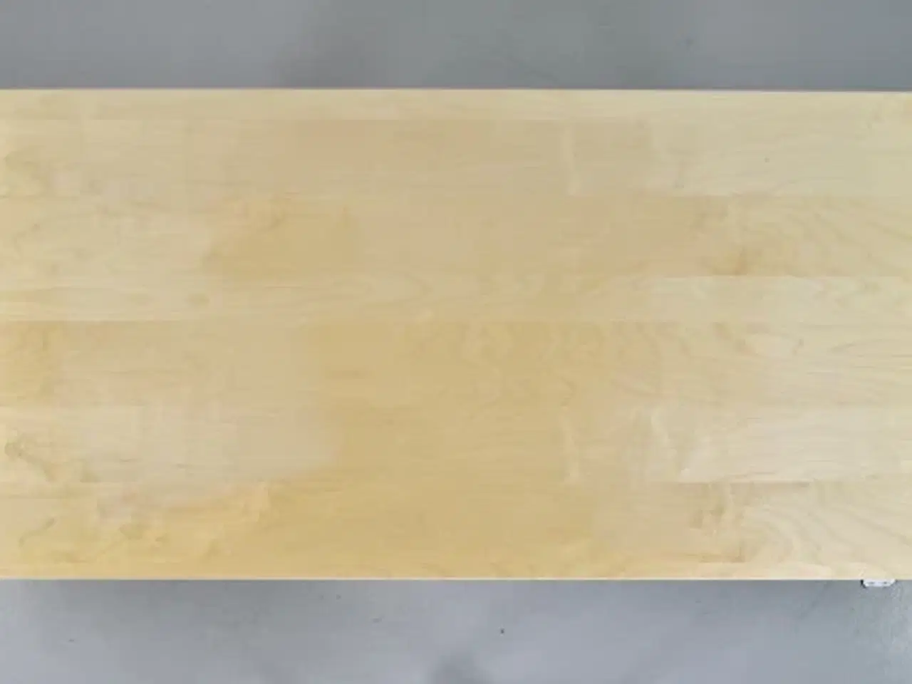 Billede 5 - Kinnarps hæve-/sænkebord med plade i ahorn og gråt stel