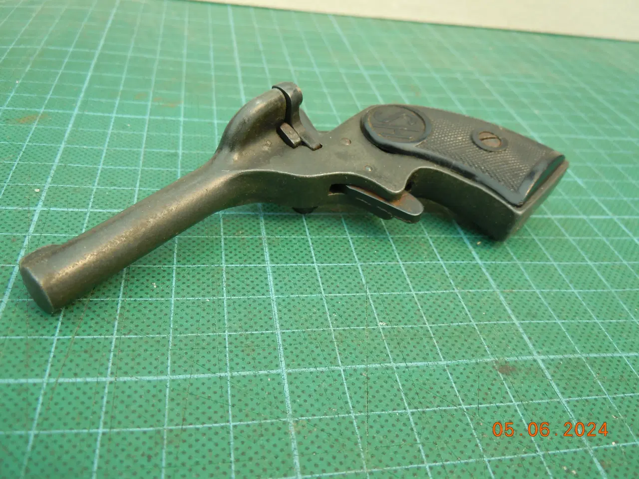 Billede 6 - H.S. Alarmpistol, sort, sorte skæfter. 1955-60