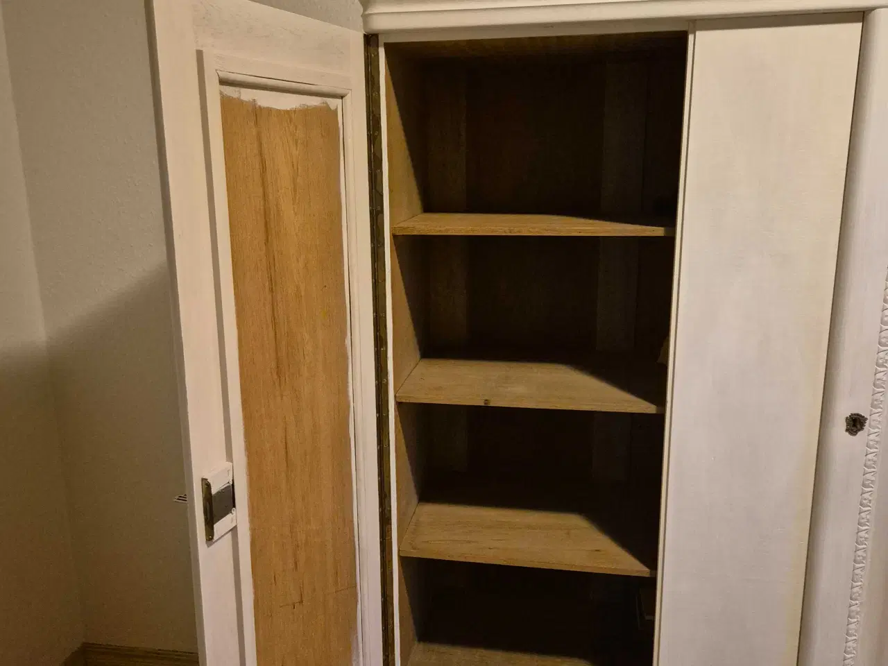 Billede 3 - Smukt skab m/4 hylder