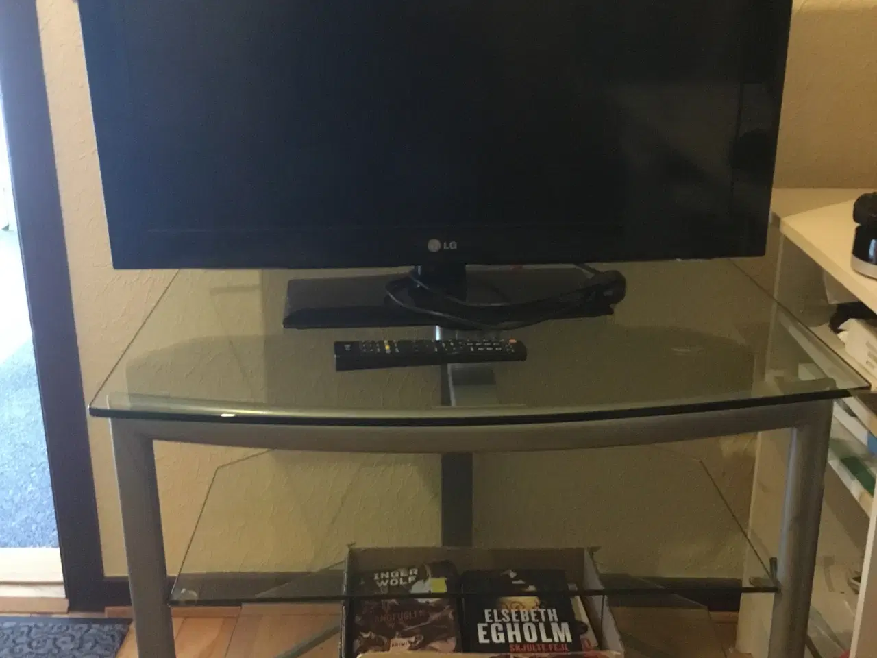 Billede 1 - Tvbord i glas og tv LG 43 t