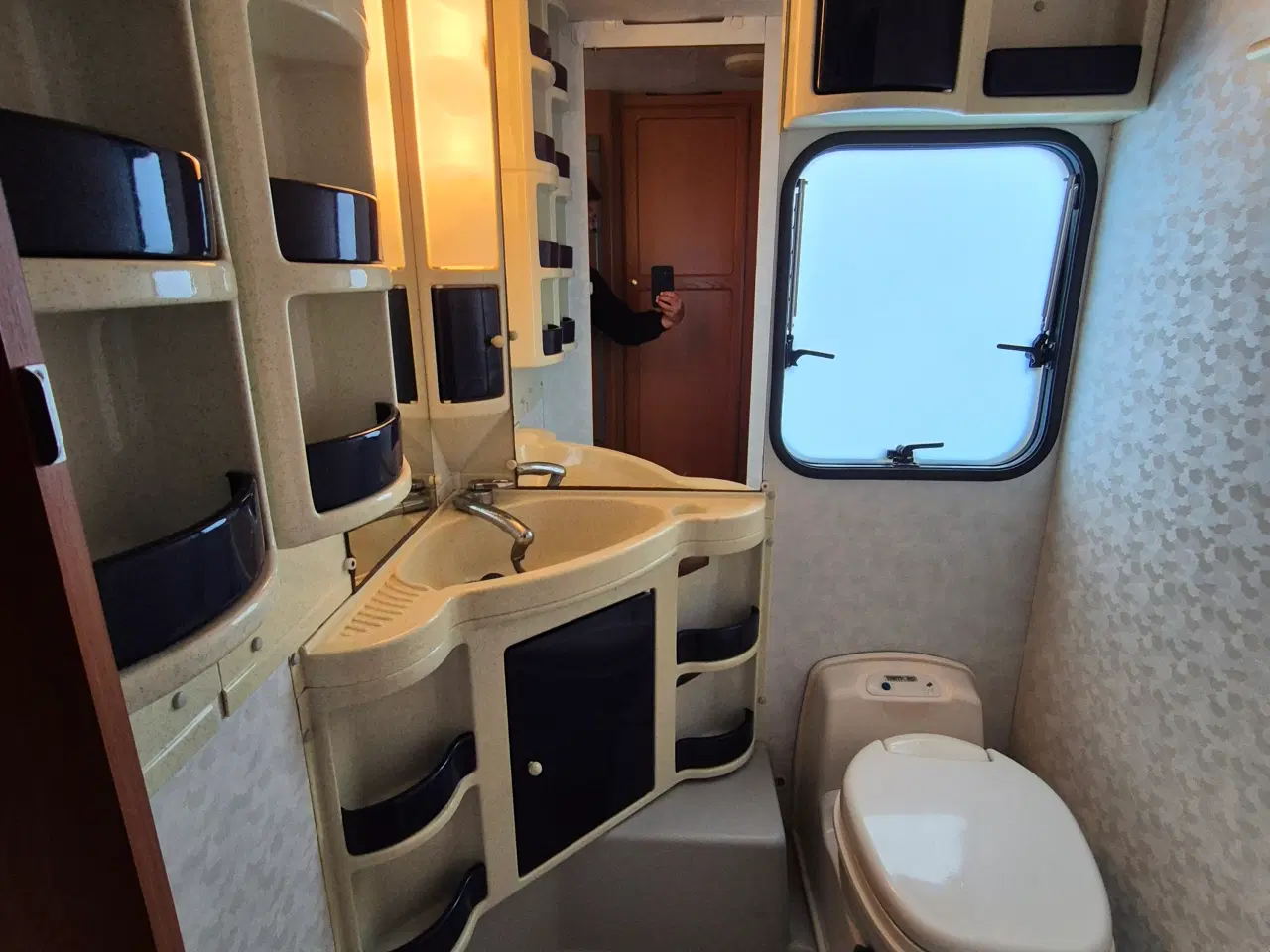 Billede 5 - Stor campingvogn, standby telt og vinter fortelt
