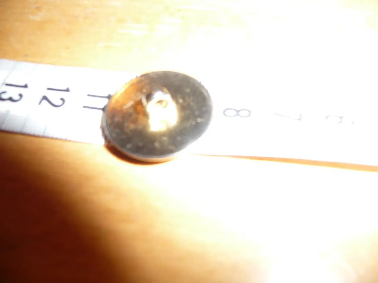 Billede 2 - 1 flot metal knap der er glaseret, gamme