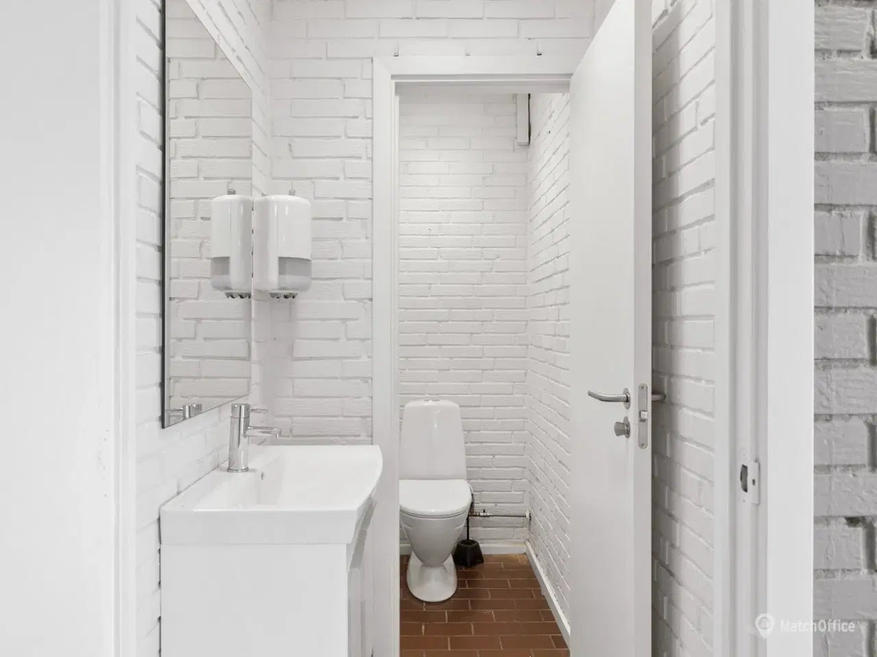 Billede 13 - Showroom med facade mod Viby Ringvej