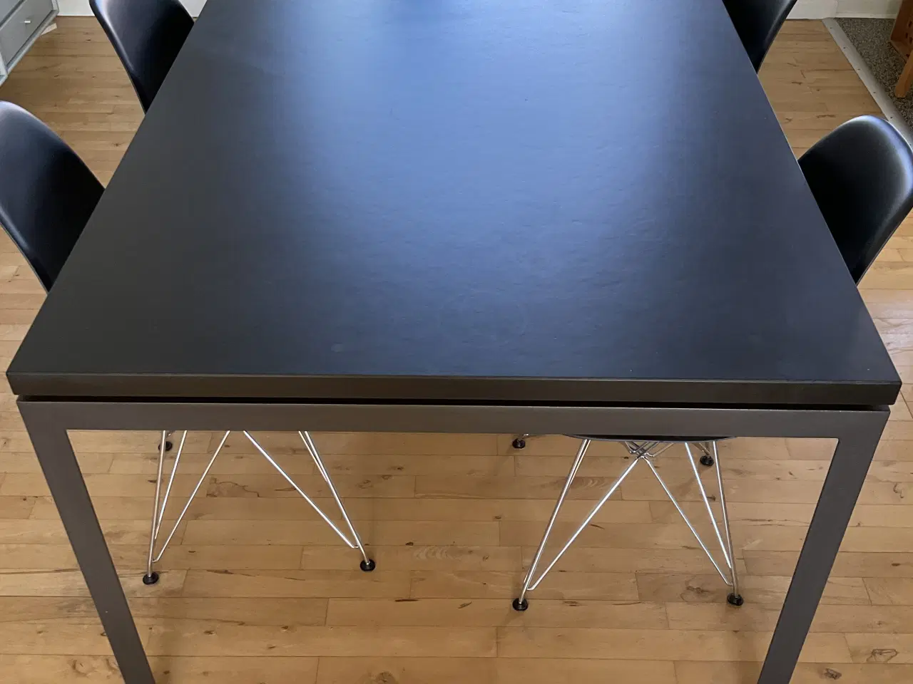 Billede 3 - Spisebord - Bente Rübner - sort linoleum
