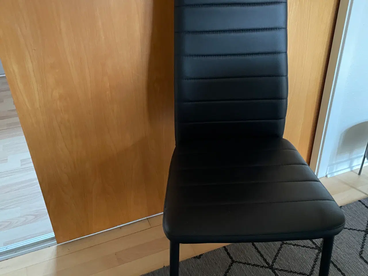 Billede 1 - 5 stk spisebordsstole i sort læderlook