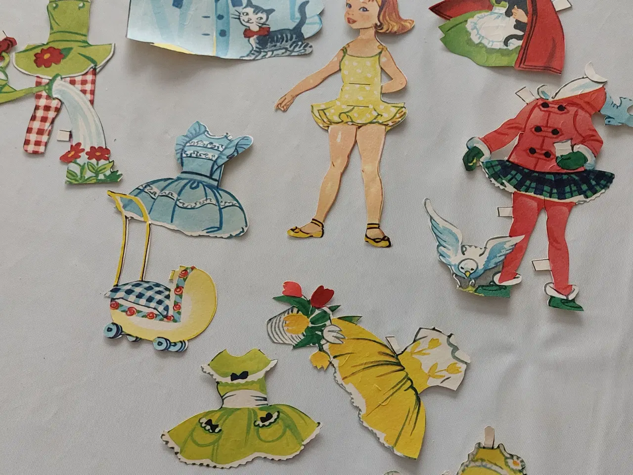 Billede 8 - Gamle påklædningsdukker