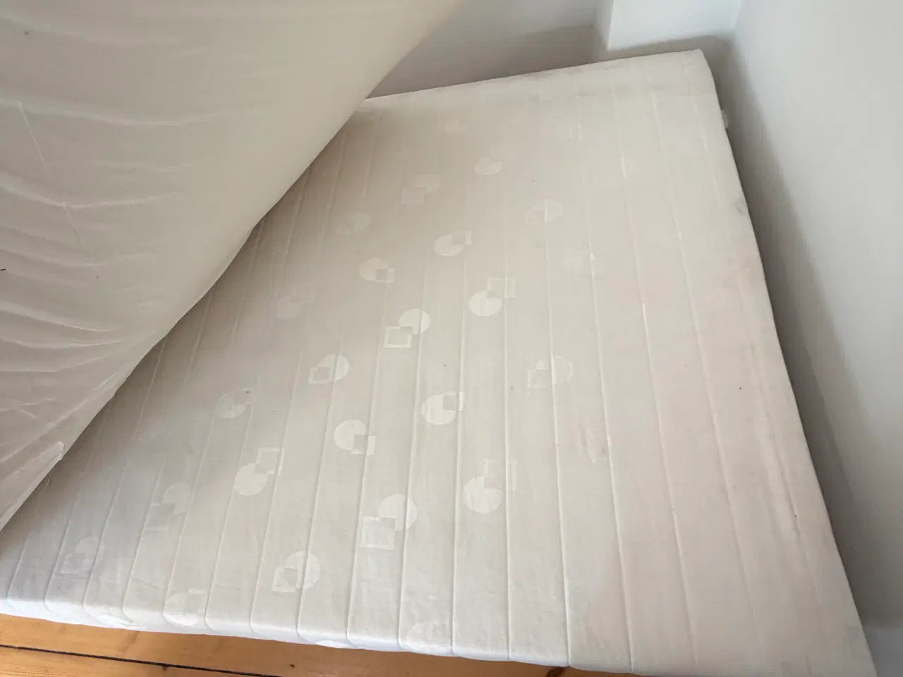 Billede 1 - Halvanden mands seng og topmadras 