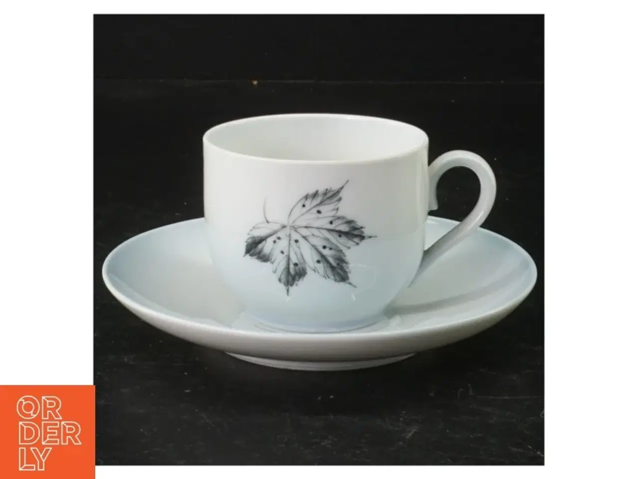 Billede 1 - Kaffeservice i porcelæn med blade design fra B&G (str. Tallerkener 14 cm i diameter. krus, 7 cm i diameter)