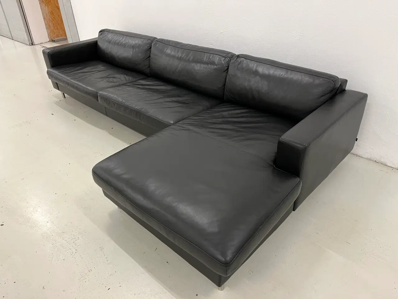 Billede 1 - chaiselong sofa  fra Bolia i sort Anilin læder.