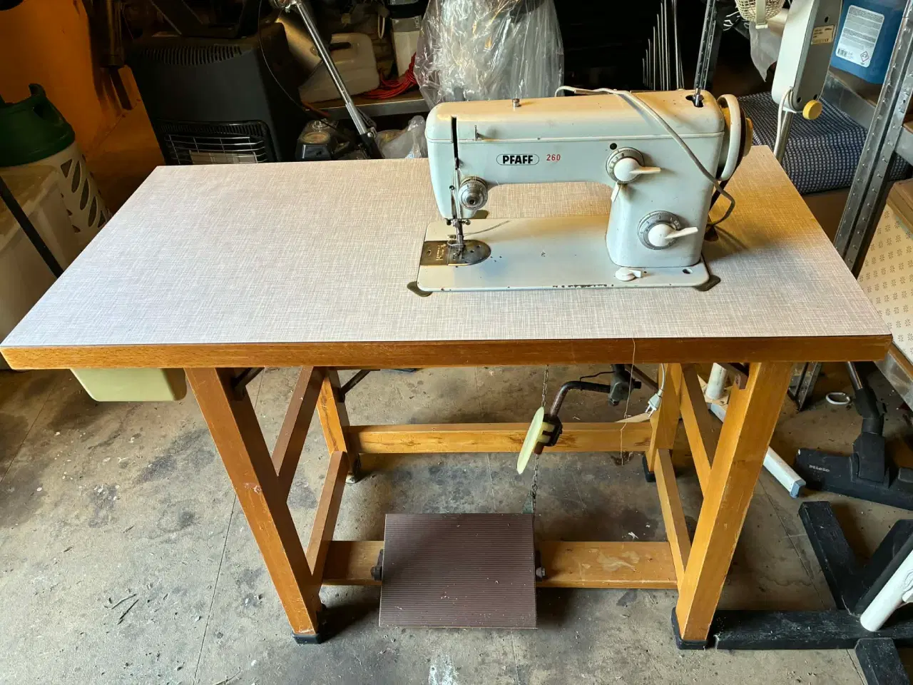 Billede 1 - Gammel Phaff symaskine med bord