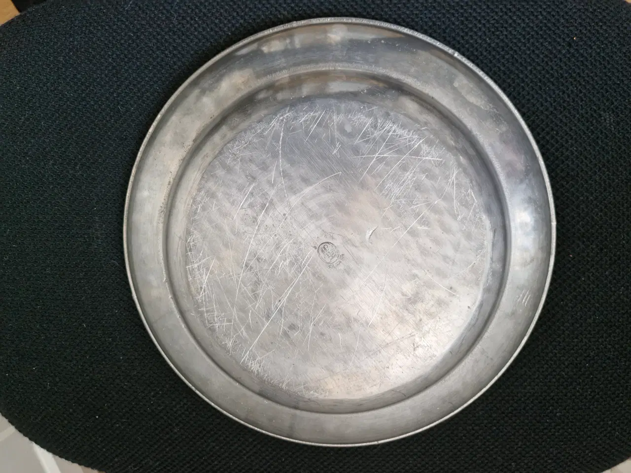 Billede 3 - Stort bordfad i tin af mærket FV-TREKRONER