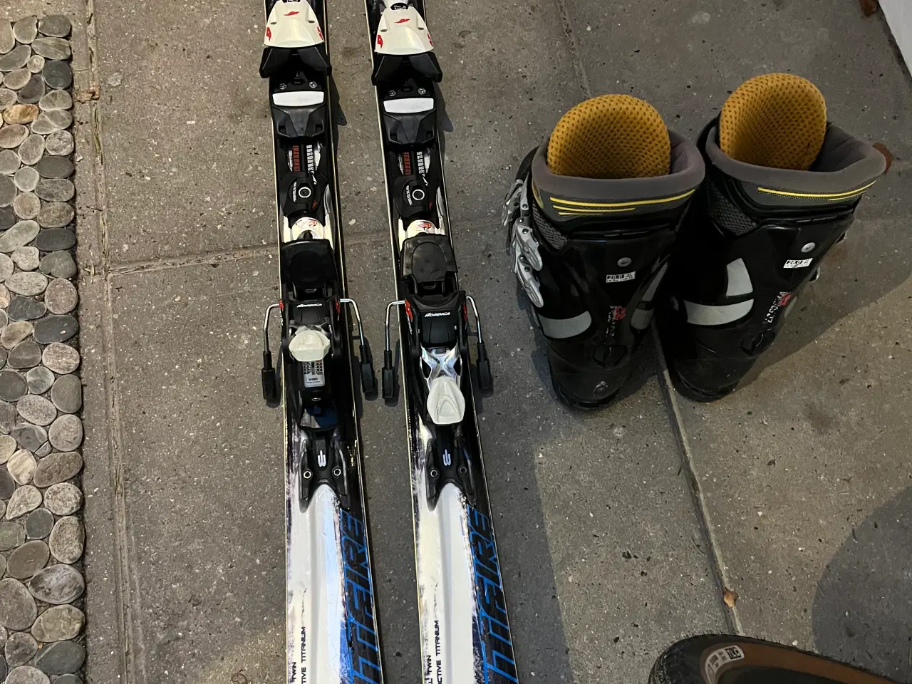 Billede 1 - Ski 160 cm og støvler