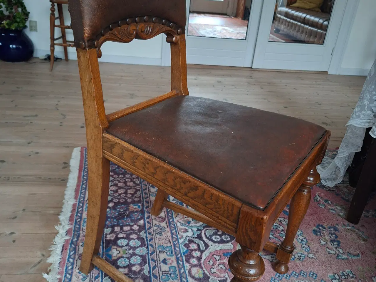 Billede 2 - Antikke spisebordsstole med bøffellædersæder