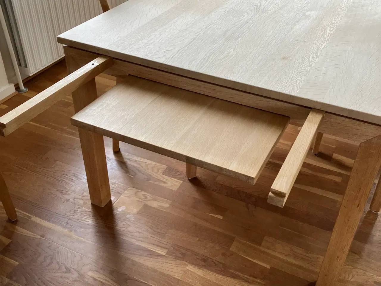 Billede 2 - Spisebord sæbebehandlet. Med 2 plader. 