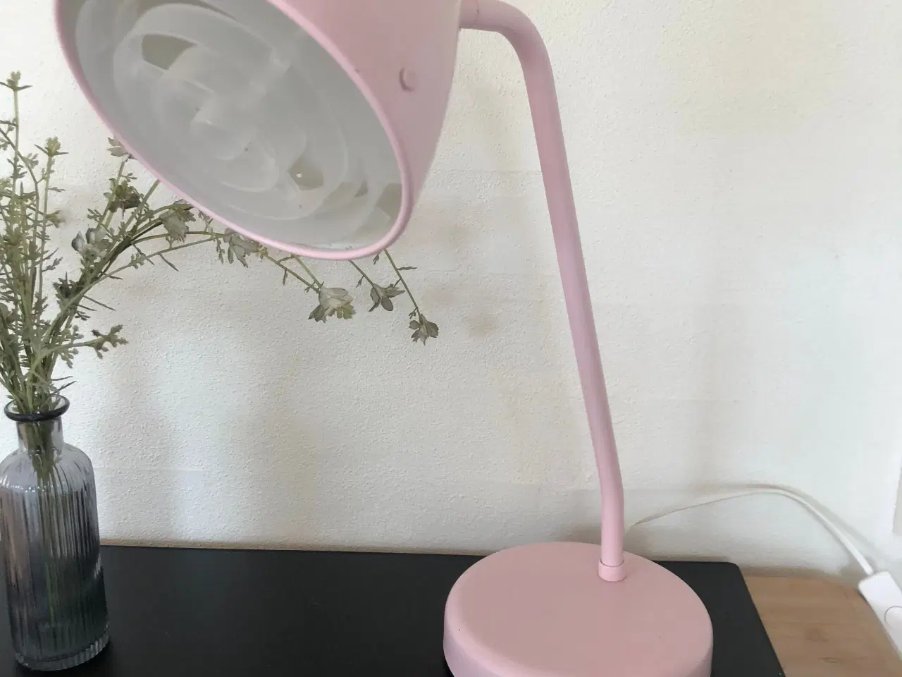 Billede 2 - Fin lyserød skrivebords lampe fra Ikea 