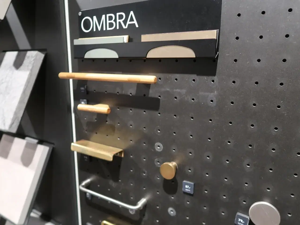 Billede 9 - Vægplader med parti Låger, bordpladeprøver, greb m.m.