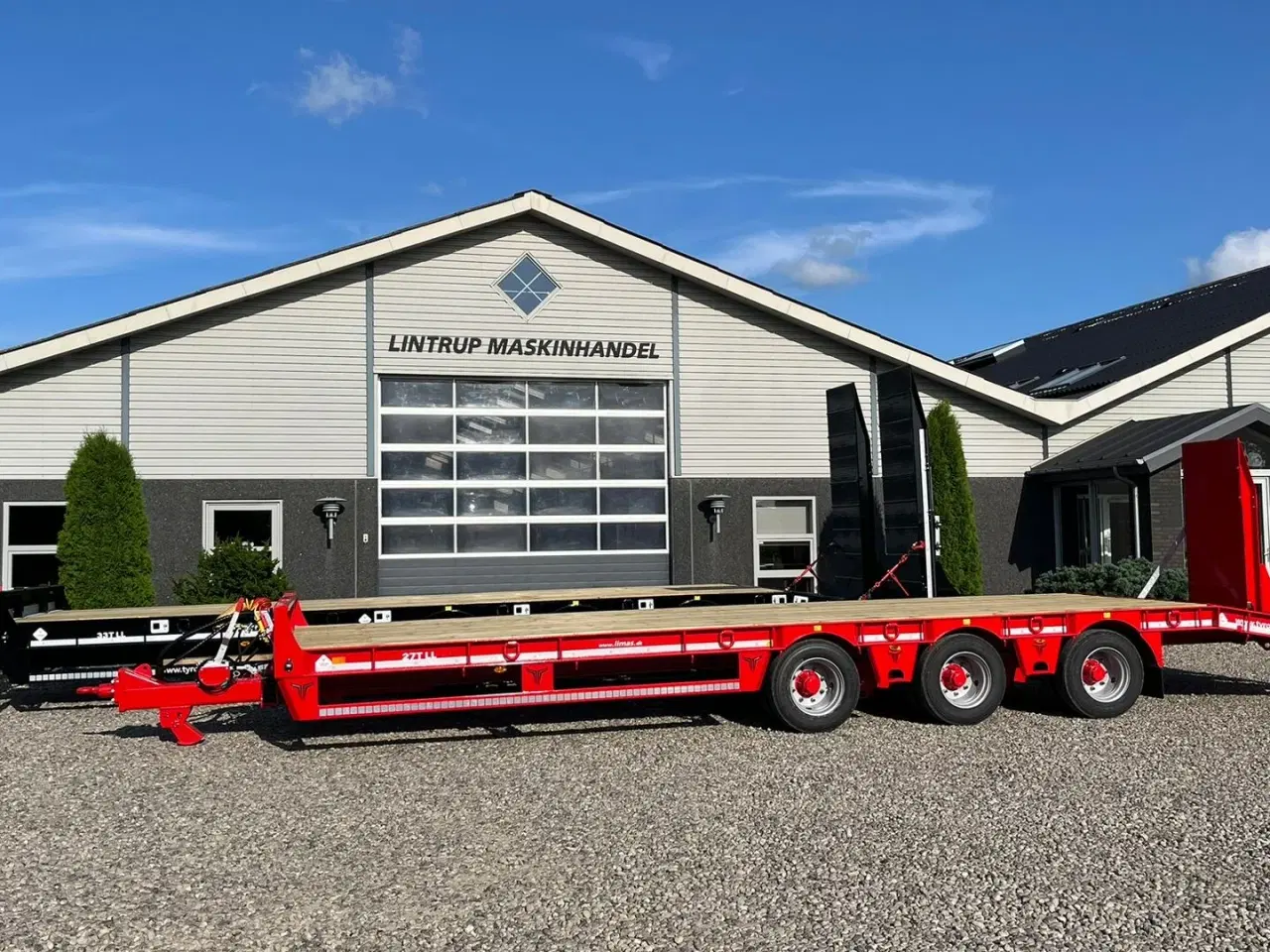 Billede 10 - Tyrone 27TLL LANG MODEL med kombi bremser, både luft og hydrauliske bremser. Affjedret træk og affjedret aksler. Med hydrauliske ramper og værktøjskasse