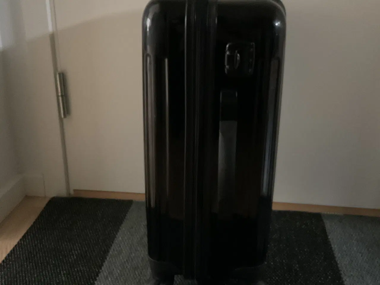 Billede 3 - Delsey kabineKuffert i sort med gode gummihjul, ly