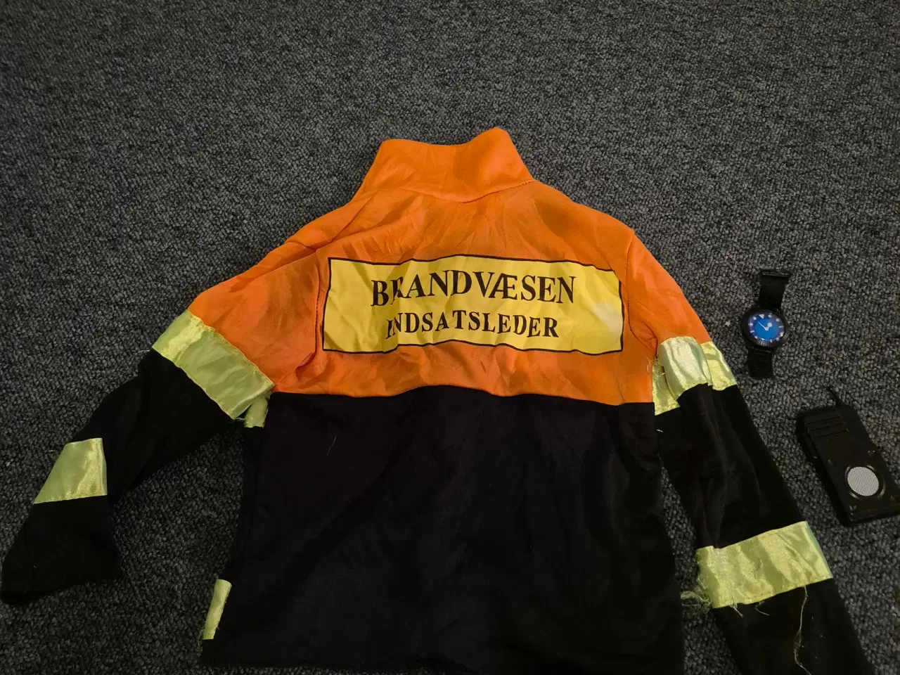 Billede 2 - Brandmands kostume Med ur og workie Str 3-5 år