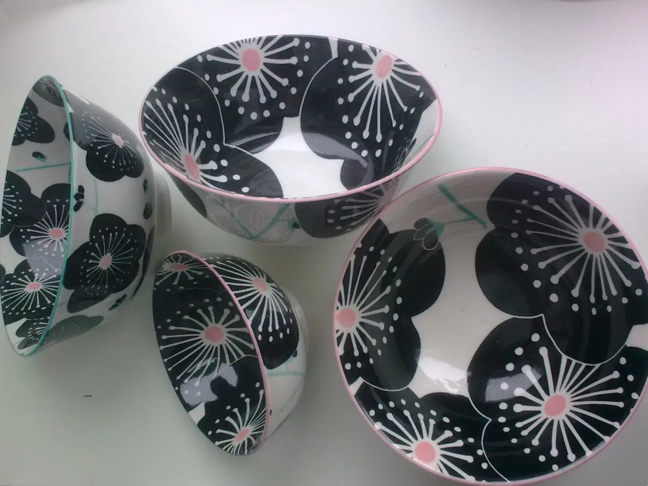 Billede 1 - Dansk Design sorte blomster SKÅLE hvid porcelæn 