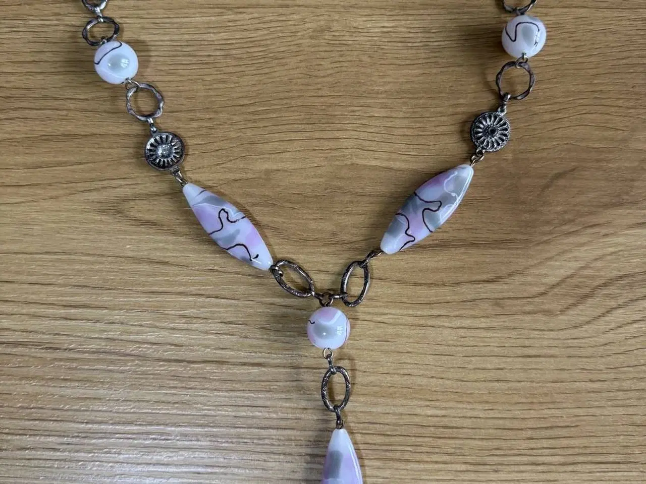 Billede 1 - Sød og feminin perlehalssmykke