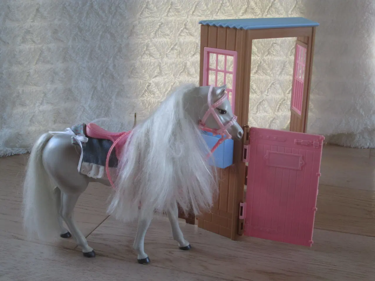 Billede 1 - Barbiehest med lille stald