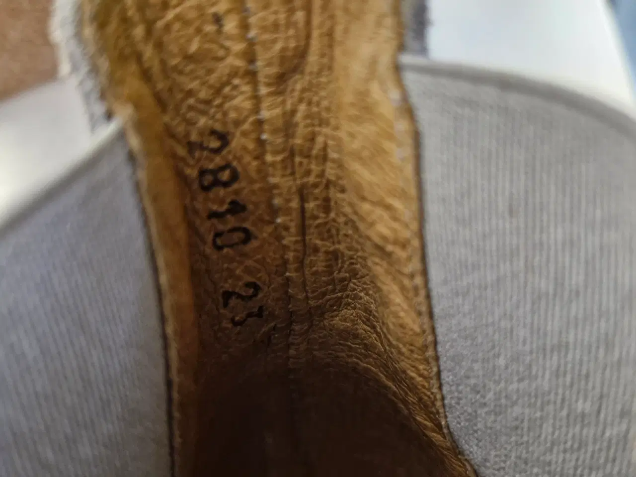 Billede 7 - FLOTTE SKINDFOREDE POM POM Støvletter str 23 .