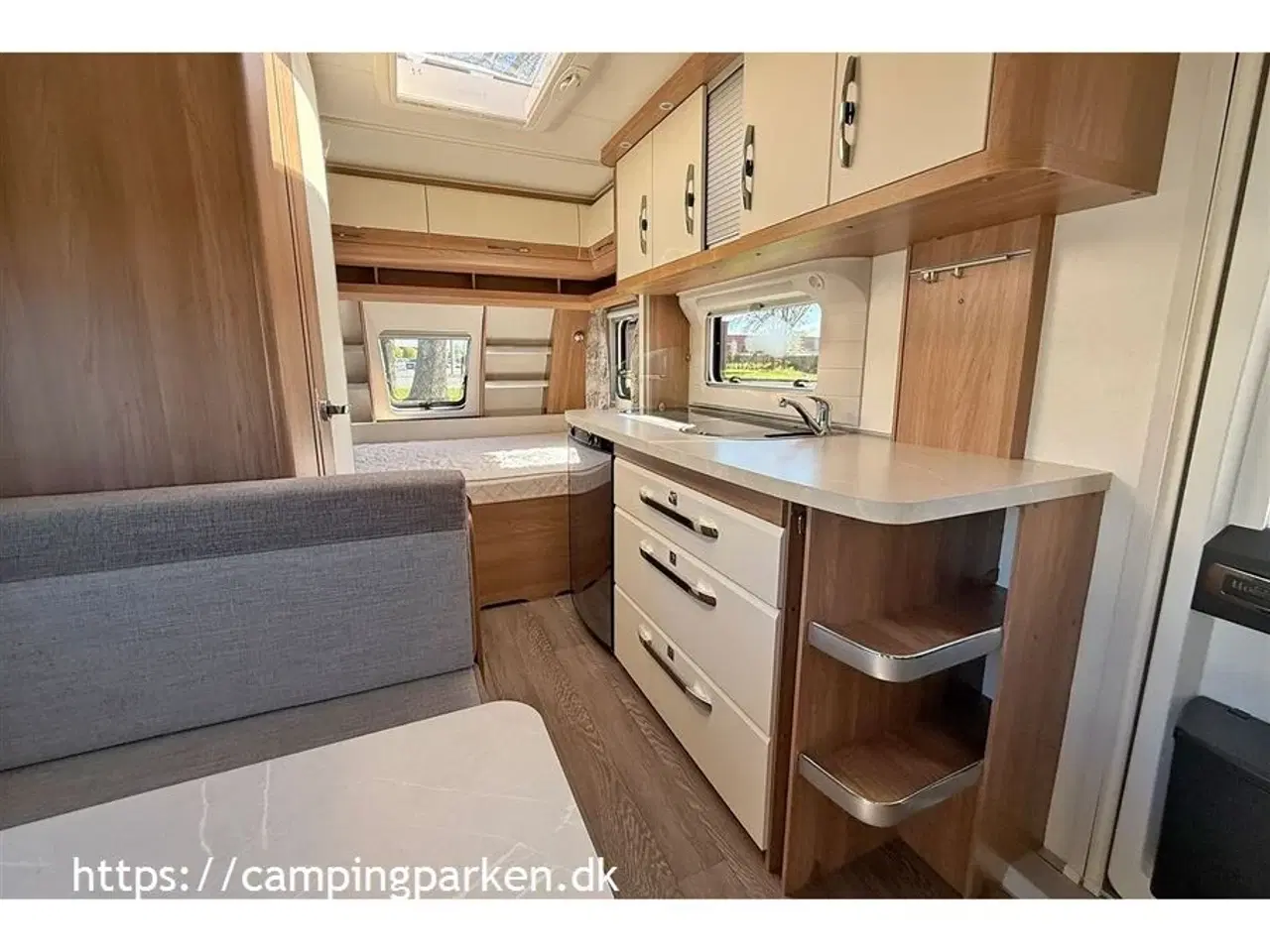 Billede 3 - 2021 - Hobby De Luxe 440 SF   Mindre campingvogn med mulighed for lav totalvægt, mover og cykelstativ monteret