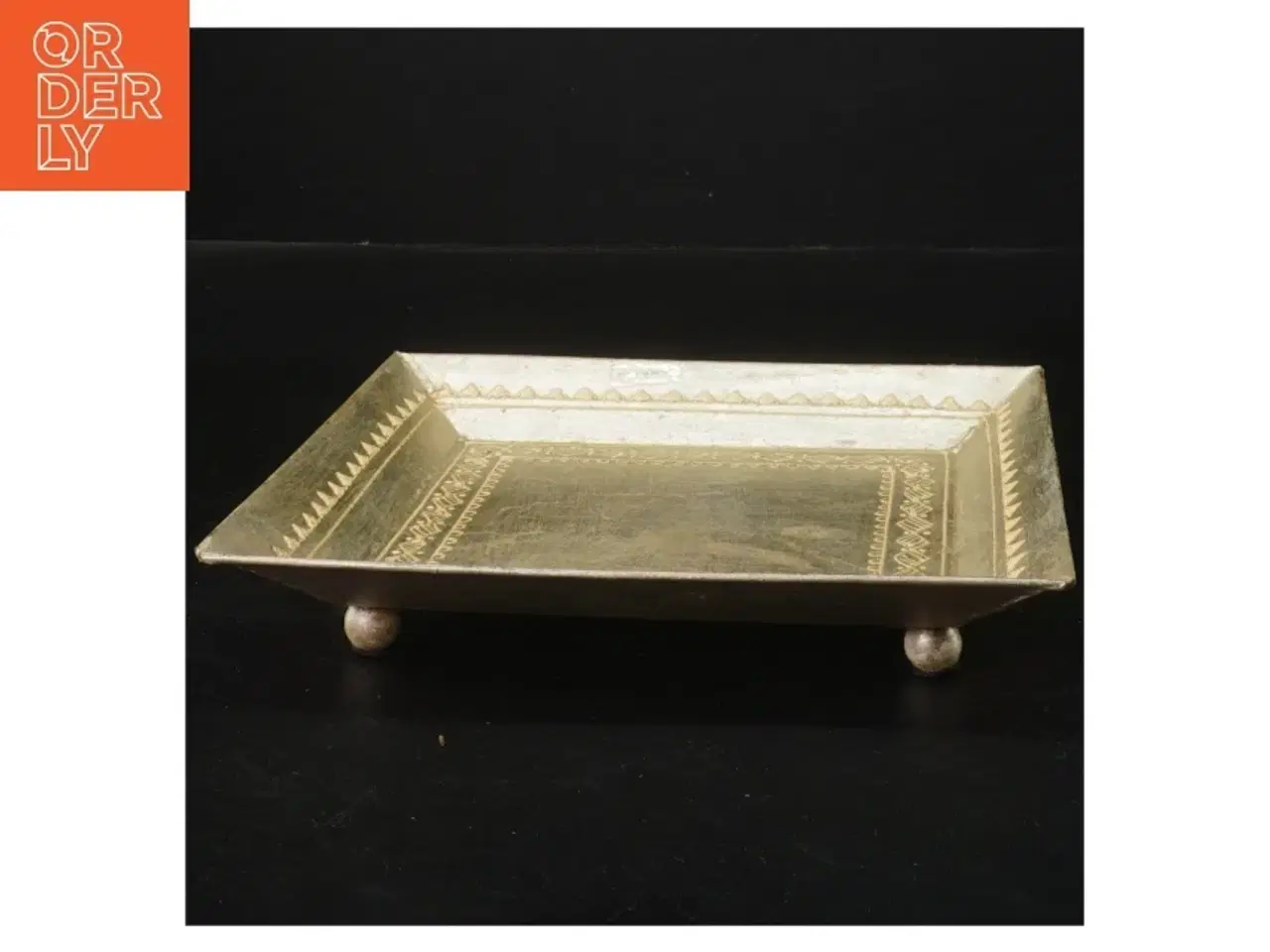 Billede 1 - Lille ornamenteret bakke med fødder (str. 19x19x3 cm)