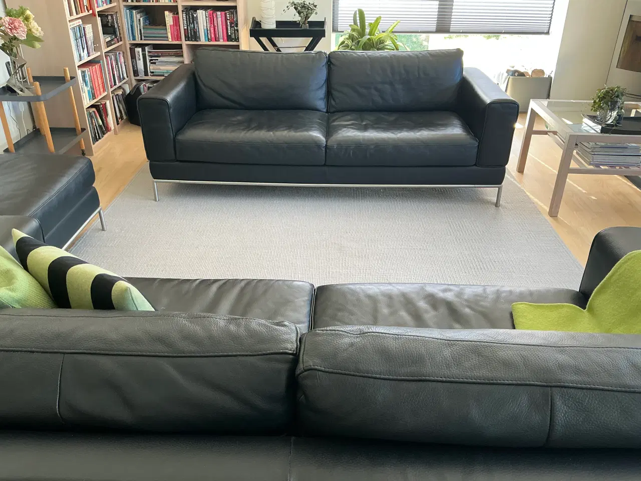 Billede 4 - 2 sorte læder sofaer og 2 puffer