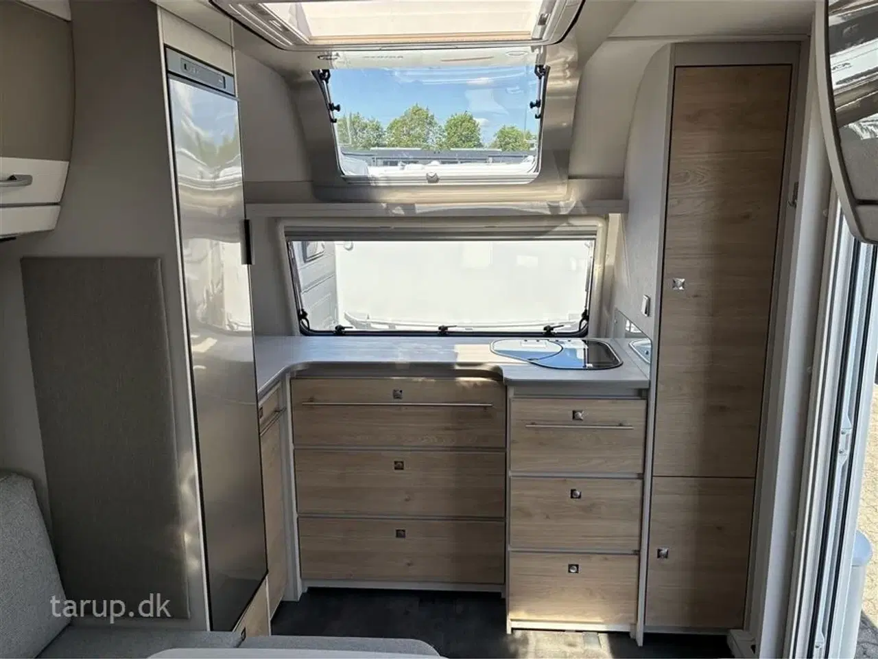 Billede 10 - 2021 - Dethleffs Nomad 490 BLF Mover, Thule markise, dobbeltsengsvogn, side-siddegruppe, frontkøkken, 3-trins el-gulv-varme, stort 142 l . køleskab med fryser
