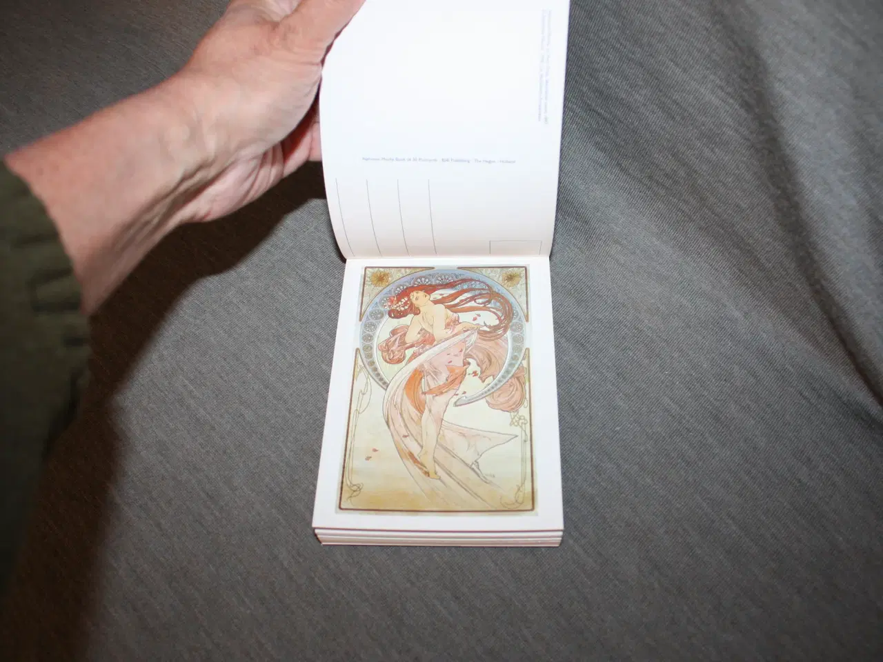 Billede 2 - Alphonse Mucha bog med 30 postkort