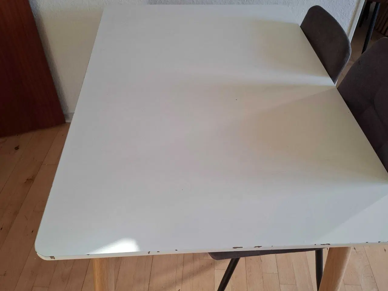 Billede 11 - Flot Spisebord med 5 Stole