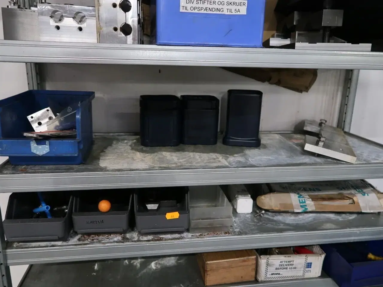 Billede 5 - Reol med div. Specialværktøj