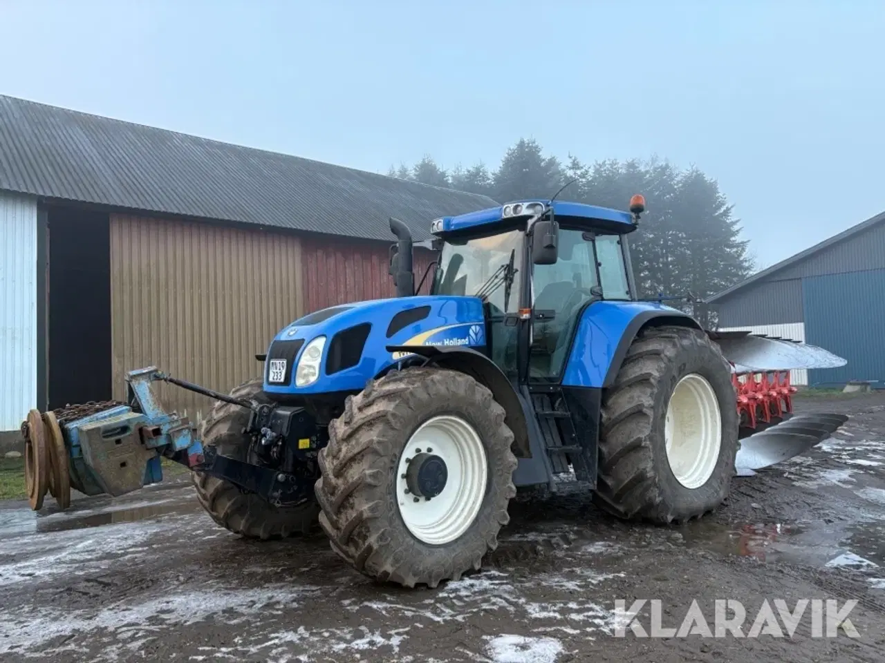 Billede 1 - Traktor med Kuhn vendeplov New Holland TVT 190