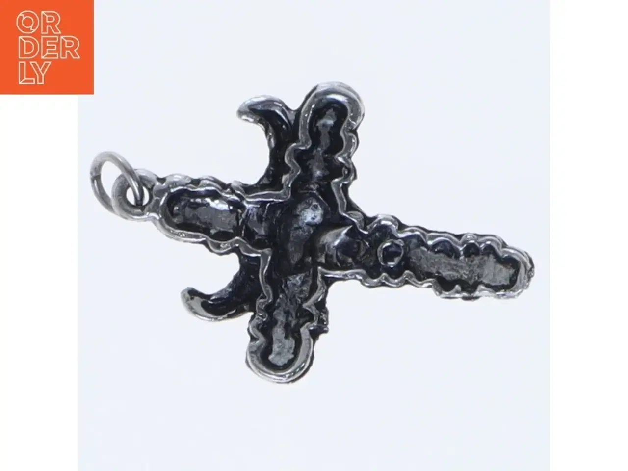 Billede 2 - Sølvfarvet vedhæng (str. 5 komma en x 3 komma 8 cm)