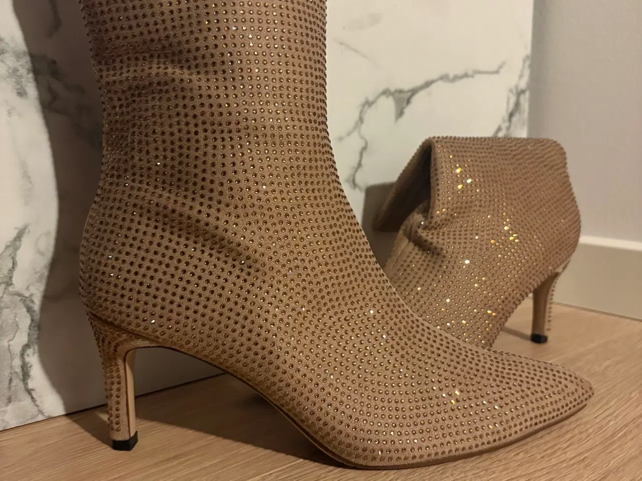 Billede 1 - Guld glimmer stiletter 👠