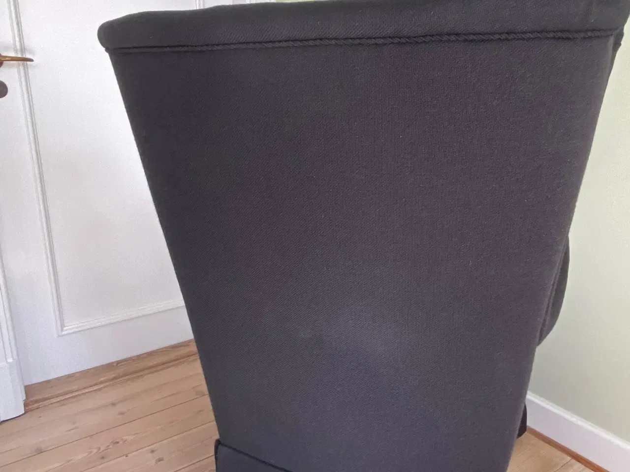 Billede 3 - Vintage øreklapstol med betræk af sort uld.